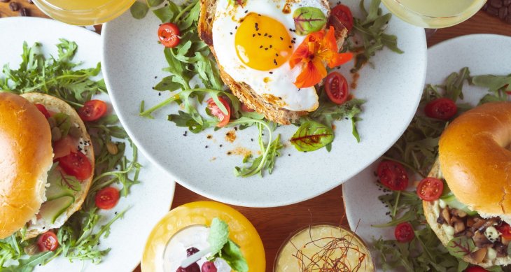 Авокадо, тунец, бананы: 5 рецептов идеальных тостов для завтрака