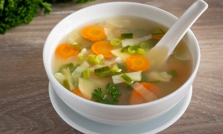 Гастроентеролог пояснив, кому не можна їсти жирні супи