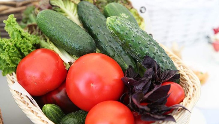 Дієтолог назвала корисні у спеку продукти