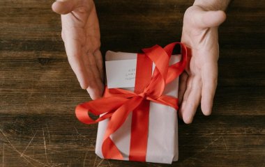 Що не слід дарувати на Різдвяні свята: найгірші варіанти