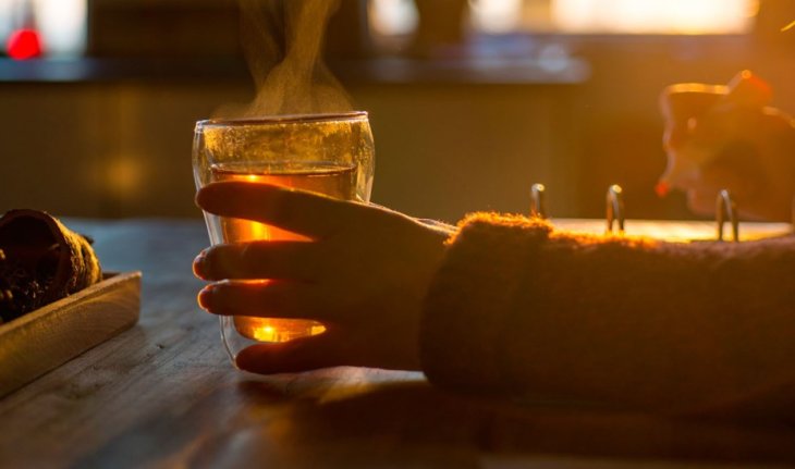 Лікарі попередили про смертельно небезпечні наслідки вживання гарячого чаю