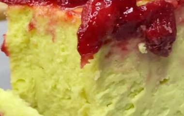 Фисташковый чизкейк с вишней: рецепт лакомства, которое тает во рту
