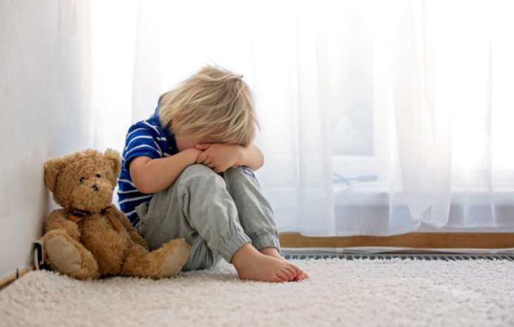От них трудно избавиться: 6 психологических травм из детства, которые калечат на всю жизнь