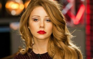 Тина Кароль в платье-комбинации блистала на премии М-1