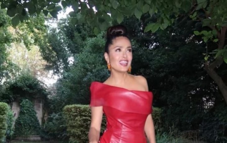 Сальма Хайек в платье на одно плечо позировала в парижском саду (фото)