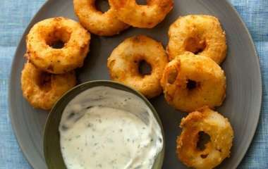 Жареные пончики с мясной начинкой