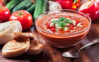Классика на новый лад: рецепт томатной окрошки