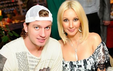 Лера Кудрявцева отправилась на прогулку с мужем