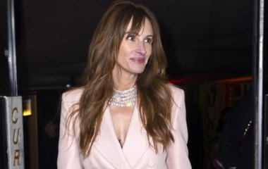 Рискованное мини и серебристые туфли: Джулия Робертс вышла в свет в оригинальном наряде