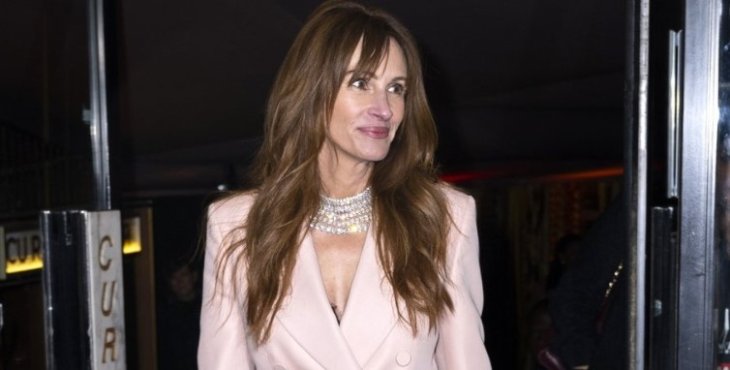 Рискованное мини и серебристые туфли: Джулия Робертс вышла в свет в оригинальном наряде