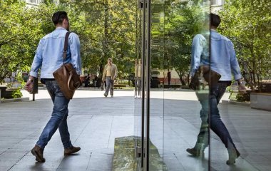 Остеопат попередив про наслідки носіння сумки на плечі
