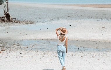 Модный летний аксессуар для девушек — соломенная шляпа с полями, фото