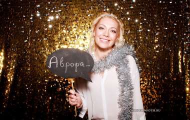Аврора блистала в голубом наряде с перьями