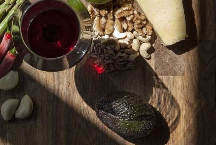 Чеснок и красное вино помогут избавиться от лишнего веса и холестерина
