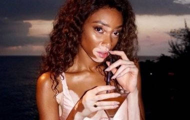 Винни Харлоу позировала в стильном наряде на Fashion Freak Show