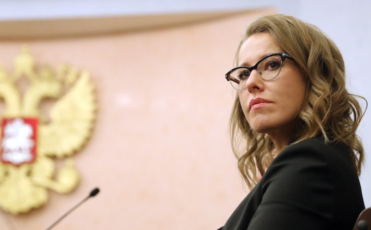 Ксения Собчак позировала в голубом платье от Александра Терехова