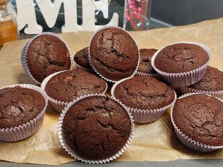 Рецепт шоколадных кексов на кефире за 40 минут - расхватают все