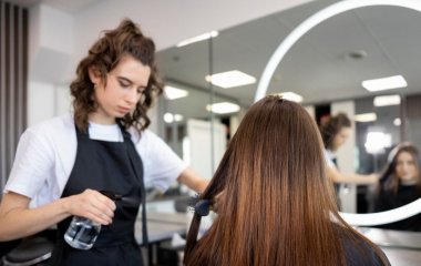Елегантна стрижка з 90-х, яка знову в трендах: підкреслює красу й підходить абсолютно всім