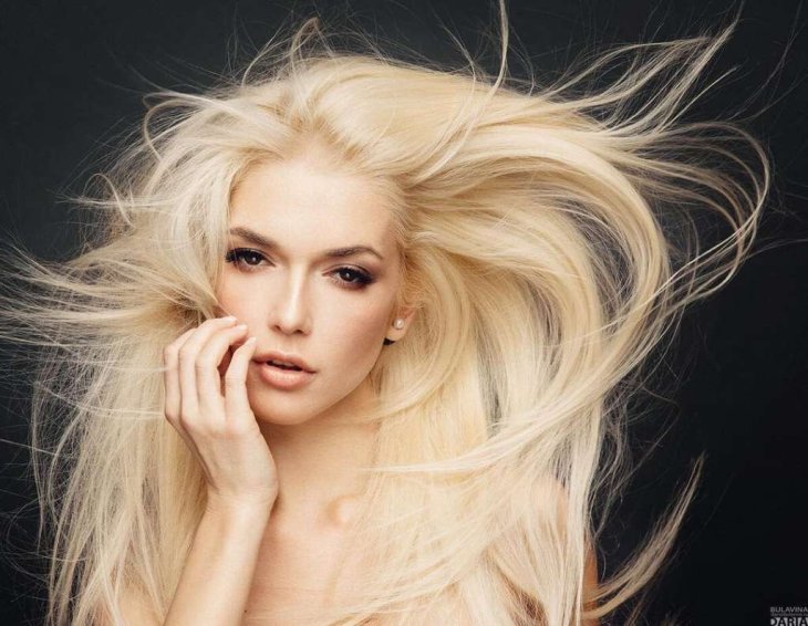 Эрика Герцег засветила пышный бюст в бикини
