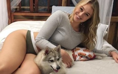 Как носить джинсы-mom: Искра Лоуренс похвасталась соблазнительным нарядом
