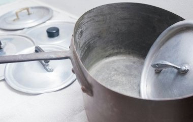 2 ложки цього засобу у воду — і потемніла каструля сяє як нова: народний лайфгак для очищення нагару та бруду