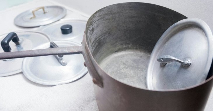 2 ложки цього засобу у воду — і потемніла каструля сяє як нова: народний лайфгак для очищення нагару та бруду