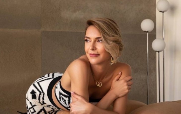 Экс-жена Узелкова в мини показалась в объятиях незнакомого красавца-бородача