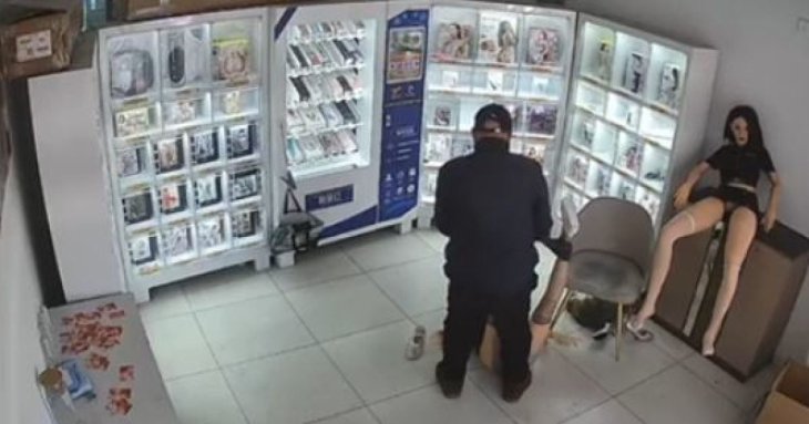 Чоловік вступив у статевий акт із лялькою просто посеред секс-шопу – фото