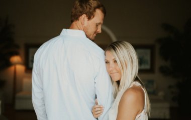 5 способов дотронуться до мужчины, чтобы он захотел продолжения
