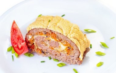 Сырный рулет с фаршем, запеченный в духовке: рецепт блюда выходного дня