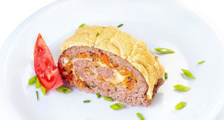 Сырный рулет с фаршем, запеченный в духовке: рецепт блюда выходного дня