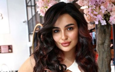 Анна Тринчер откровенно призналась, жалеет ли о пластике груди и сколько раз в год увеличивает губы