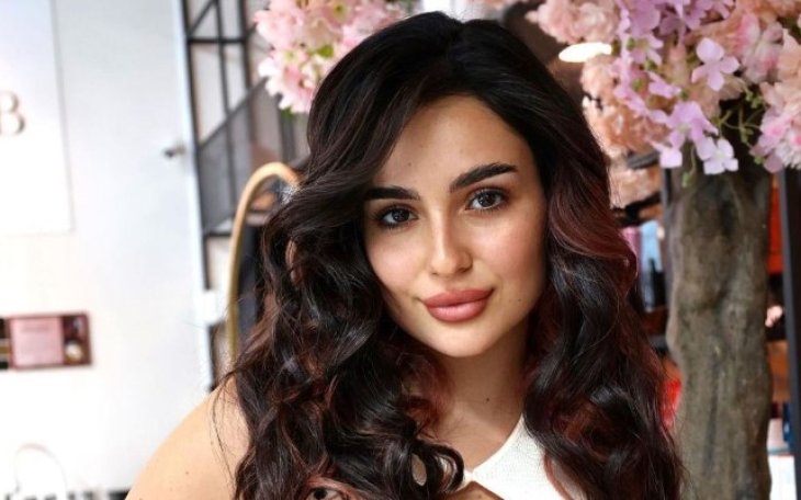 Анна Тринчер откровенно призналась, жалеет ли о пластике груди и сколько раз в год увеличивает губы