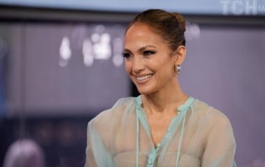 Это очень красиво: Дженнифер Лопес пришла на интервью в полупрозрачном наряде мятного цвета