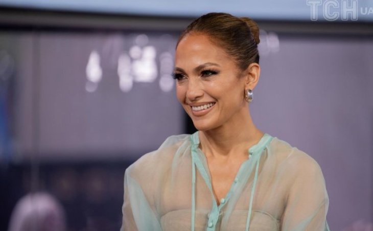 Это очень красиво: Дженнифер Лопес пришла на интервью в полупрозрачном наряде мятного цвета