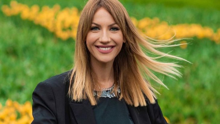 Леся Никитюк в пудровом бикини похвасталась телом в сауне