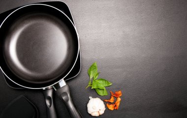 Чому їжа прилипає до сковорідок і як цього уникнути