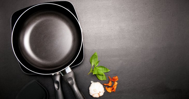 Чому їжа прилипає до сковорідок і як цього уникнути