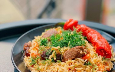 Рецепт дня: смажений рис з овочами та шинкою