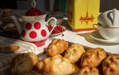 Рецепт самых быстрых творожных пирожков с вишней, которые готовятся за 7 минут