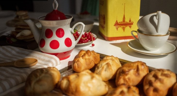 Рецепт самых быстрых творожных пирожков с вишней, которые готовятся за 7 минут