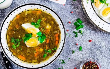 Этот рецепт зеленого борща со щавелем и яйцом даст заряд бодрости и витаминов