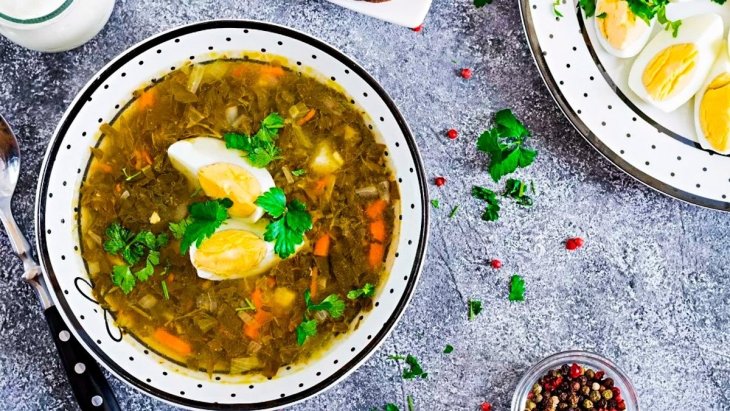 Этот рецепт зеленого борща со щавелем и яйцом даст заряд бодрости и витаминов