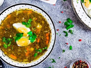 Этот рецепт зеленого борща со щавелем и яйцом даст заряд бодрости и витаминов