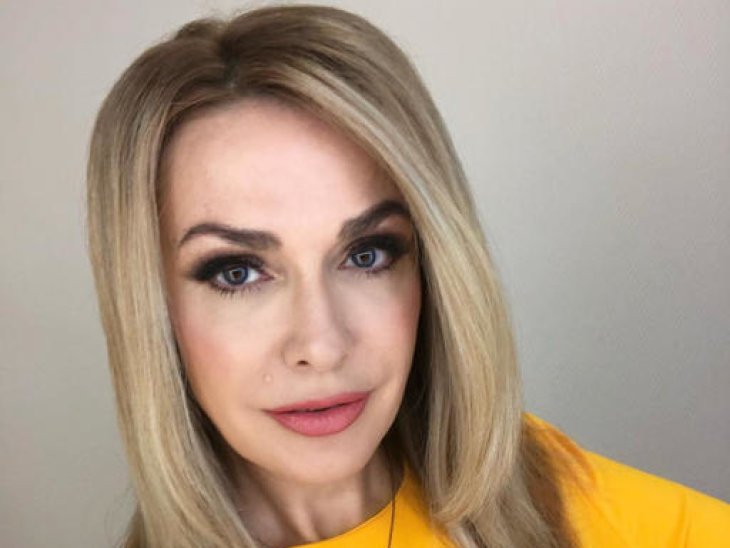 Ольга Сумская облачилась в черно-белый аутфит