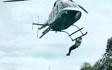 Повітряне шоу: гість повис на гелікоптері на весіллі зірки (фото)