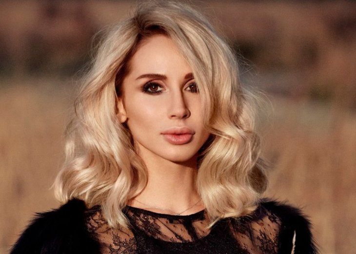 Светлана Лобода едва не засветила грудь в эффектном мини