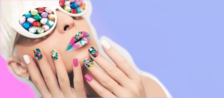 Три идеи гламурного маникюра с надписями на 2019 год