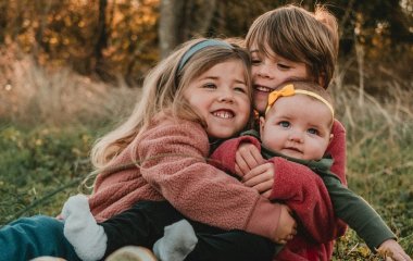 Привітання з Днем двоюрідних братів і сестер: листівки українською мовою, проза, вірші