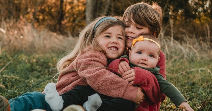 Привітання з Днем двоюрідних братів і сестер: листівки українською мовою, проза, вірші